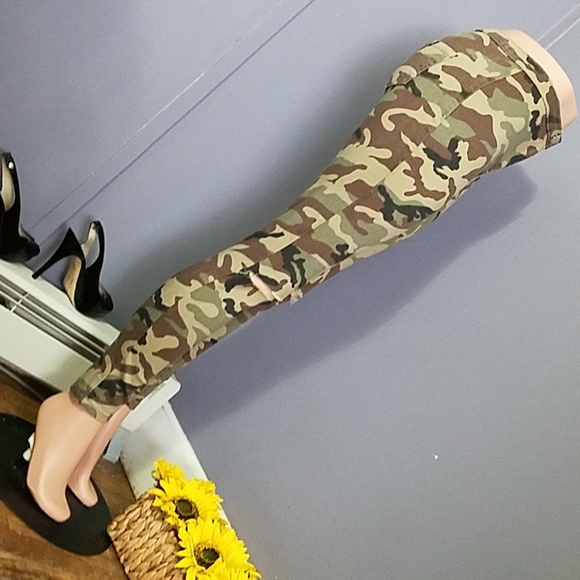 Distressed Imported Camo Jeans - Picture 4 of 8